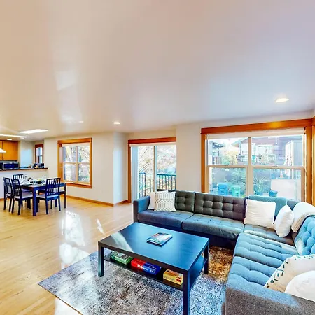 Seattle Adventure & Stadium Getaway